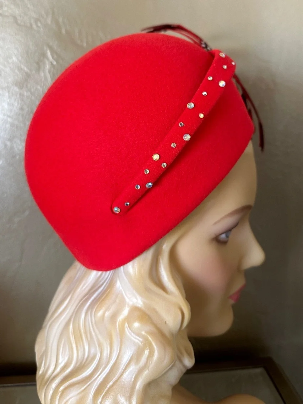 COLLECTIBLE 1960s' CORAL FELT 